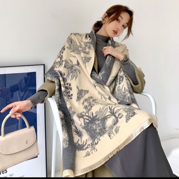 Accessories - Elegant Cashmere Shawl